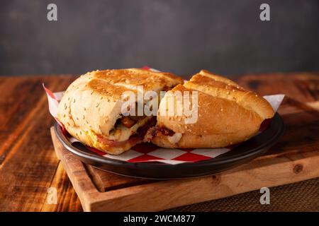 Mexikanische Torta. Sandwich mit gewöhnlichem Brot in Mexiko, es kann Telera, Bolillo oder Bagette sein, geteilt in zwei Hälften und mit verschiedenen Zutaten gefüllt, in Stockfoto