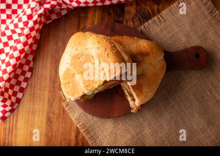 Mexikanische Torta. Sandwich mit gewöhnlichem Brot in Mexiko, es kann Telera, Bolillo oder Bagette sein, geteilt in zwei Hälften und mit verschiedenen Zutaten gefüllt, in Stockfoto