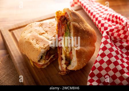 Mexikanische Torta. Sandwich mit gewöhnlichem Brot in Mexiko, es kann Telera, Bolillo oder Bagette sein, geteilt in zwei Hälften und mit verschiedenen Zutaten gefüllt, in Stockfoto