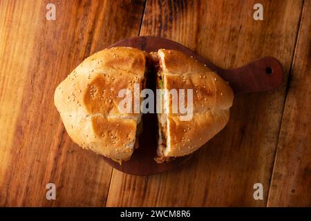 Mexikanische Torta. Sandwich mit gewöhnlichem Brot in Mexiko, es kann Telera, Bolillo oder Bagette sein, geteilt in zwei Hälften und mit verschiedenen Zutaten gefüllt, in Stockfoto