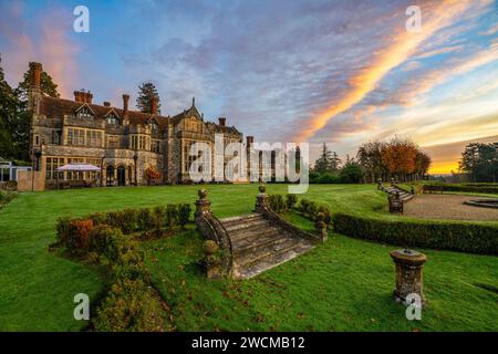 Sonnenaufgang über dem Rhinefield House Hotel, The New Forest, Hampshire, England, Großbritannien Stockfoto