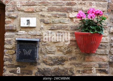 Straßendetails in der Altstadt von Assisi, Umbrien, Italien Stockfoto