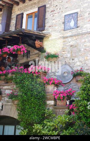 Straßendetails in der Altstadt von Assisi, Umbrien, Italien Stockfoto