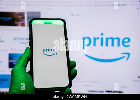 Mann, der ein Apple iPhone 14 Pro Max Smartphone mit Amazon Prime Video App auf dem Bildschirm in der Office-Umgebung hält. Budapest, Ungarn. November 2023. Stockfoto