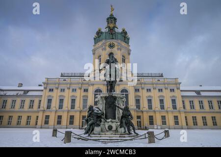 Winter, Schlosshof, Reiterdenkmal Friedrich Wilhelm der große Kurfürst, Charlottenburger Schloss, Charlottenburg, Berlin, Deutschland Winter, Schlosshof, Reiterdenkmal Friedrich Wilhelm der große Kurfürst, Charlottenburger Schloss, Charlottenburg, Berlin, Deutschland *** Winter, Schlosshof, Reiterdenkmal für Friedrich Wilhelm den Großen Kurfürsten, Schloss Charlottenburg, Berlin, Deutschland Winter, Schlosshof, Reiterdenkmal für Friedrich Wilhelm den Großen Kurfürsten, Schloss Charlottenburg, Berlin, Deutschland Stockfoto