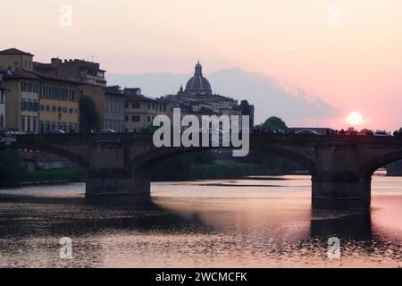 Später Nachmittag, Beleuchtung vor Sonnenuntergang auf dem Fluss Arno, Florenz, Toskana, Italien Stockfoto