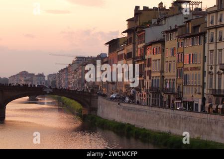 Später Nachmittag, Beleuchtung vor Sonnenuntergang auf dem Fluss Arno, Florenz, Toskana, Italien Stockfoto