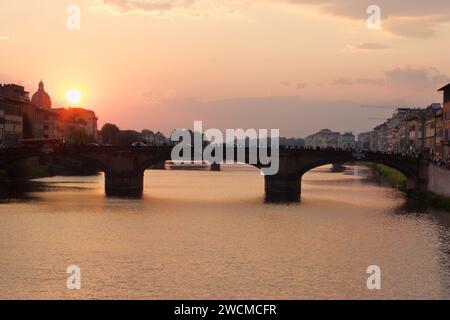 Später Nachmittag, Beleuchtung vor Sonnenuntergang auf dem Fluss Arno, Florenz, Toskana, Italien Stockfoto