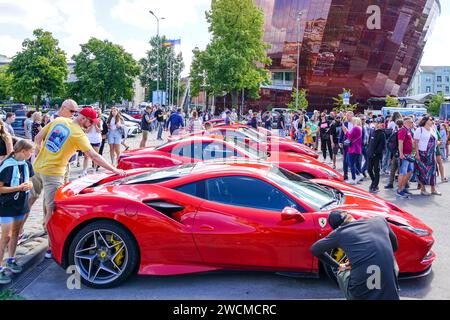 Liepaja, Lettland, 20. Juli 2023: Veranstaltung und öffentliche Autosalon des Ferrari F8 in Europa Stockfoto