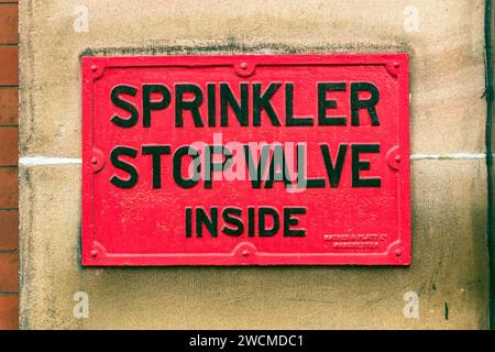 Schild „Sprinklerabsperrarmatur innen“ Stadtzentrum von Manchester. Stockfoto