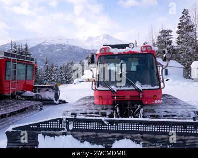 Snowcats, Pistenfahrer im Basisbereich, Callaghan Country Recreation Area, Hinterland in der Nähe von Whistler, BC, Kanada. Stockfoto