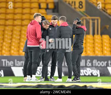 Wolverhampton, Großbritannien. Januar 2024. Brentford-Spieler überprüfen das Spieltagsprogramm, während sie das Spielfeld vor dem Spiel überprüfen, während des Emirates FA Cup Third Round Replay Match Wolverhampton Wanderers vs Brentford in Molineux, Wolverhampton, Großbritannien, 16. Januar 2024 (Foto: Cody Froggatt/News Images) Credit: News Images LTD/Alamy Live News Stockfoto