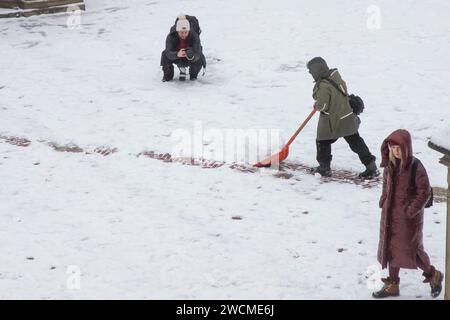 New York City, NY, USA. Januar 2024. Im Central Park in New York City in den Vereinigten Staaten ist Schnee angesammelt, diesen Dienstag, den 16. Dies ist der höchste kumulierte Betrag nach 701 Tagen. (Kreditbild: © William Volcov/ZUMA Press Wire) NUR REDAKTIONELLE VERWENDUNG! Nicht für kommerzielle ZWECKE! Stockfoto