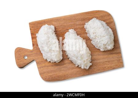 Cocada, traditionelle lateinamerikanische Kokosnussbonbons mit geriebener Kokosnuss isoliert auf weißem Hintergrund. Stockfoto
