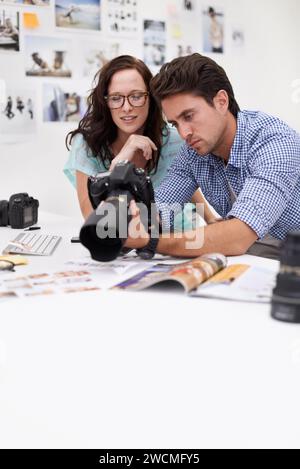 Kamera-, Studio- und Fotografen Team-Editor in einem Büro oder einer Werkstatt für die Produktion. Kreative, fotografische und junge Künstler mit dslr-Ausrüstung für Stockfoto