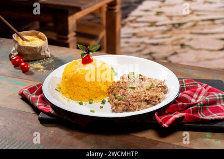 Couscous mit getrocknetem Fleisch in einer schönen ländlichen Stadt Umgebung ( cuzcuz ) Stockfoto