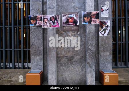 Pro-palästinensischer Blitz im Intesa Sanpaolo Hauptquartier in der Via Toledo. Heute Nachmittag drangen ein paar Dutzend Aktivisten in das Bankgebäude von intesa san paolo ein und skandierten Gesänge und Slogans für die Bevölkerung von Gaza. Hier wird der Völkermord in Palästina finanziert", heißt es in einem großen Banner, das vor der Bank aufgerollt ist und von den Demonstranten mit Flugblättern versehen ist, die makabre Bilder von Kindern zeigen, die im Nahen Osten bei Bombenanschlägen ums Leben kamen. Stockfoto