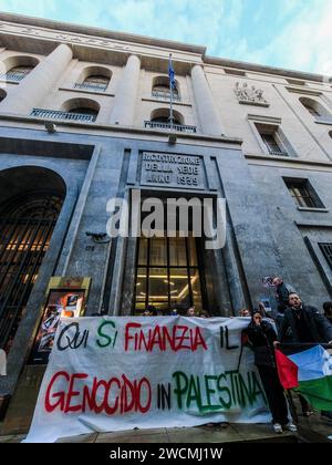 Pro-palästinensischer Blitz im Intesa Sanpaolo Hauptquartier in der Via Toledo. Heute Nachmittag drangen ein paar Dutzend Aktivisten in das Bankgebäude von intesa san paolo ein und skandierten Gesänge und Slogans für die Bevölkerung von Gaza. Hier wird der Völkermord in Palästina finanziert", heißt es in einem großen Banner, das vor der Bank aufgerollt ist und von den Demonstranten mit Flugblättern versehen ist, die makabre Bilder von Kindern zeigen, die im Nahen Osten bei Bombenanschlägen ums Leben kamen. Stockfoto