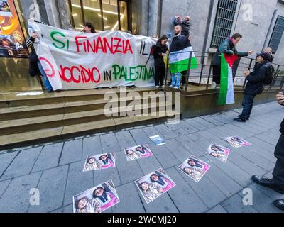 Pro-palästinensischer Blitz im Intesa Sanpaolo Hauptquartier in der Via Toledo. Heute Nachmittag drangen ein paar Dutzend Aktivisten in das Bankgebäude von intesa san paolo ein und skandierten Gesänge und Slogans für die Bevölkerung von Gaza. Hier wird der Völkermord in Palästina finanziert", heißt es in einem großen Banner, das vor der Bank aufgerollt ist und von den Demonstranten mit Flugblättern versehen ist, die makabre Bilder von Kindern zeigen, die im Nahen Osten bei Bombenanschlägen ums Leben kamen. Stockfoto