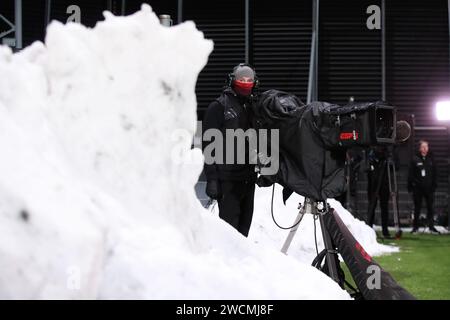 Rotterdam, Niederlande. Januar 2024. ROTTERDAM, NIEDERLANDE - 16. JANUAR: Ein Kameramann wird zwischen dem Schnee beim TOTO KNVB Cup Spiel zwischen Excelsior Rotterdam und FC Groningen im Van Donge & de Roo Stadion am 16. Januar 2024 in Rotterdam, Niederlande, gesehen. (Foto: Broer van den Boom/Orange Pictures) Credit: Orange Pics BV/Alamy Live News Stockfoto