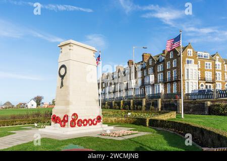 Die britischen und amerikanischen Flaggen fliegen neben dem Kriegsdenkmal auf der Hunstanton Klippe in Norfolk. Stockfoto