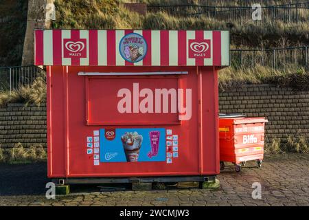 Der im Winter geschlossene Sweet Retreat Eisstand in Hunstanton. Stockfoto