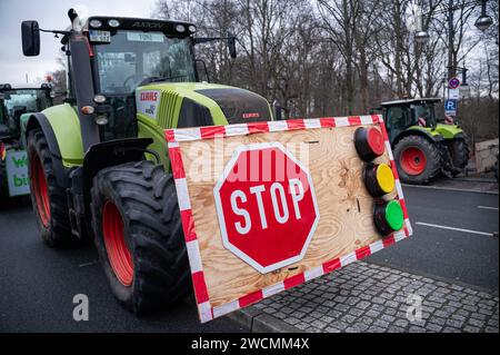 15.01.2024, Berlin, Deutschland, Europa - mehrere tausend Landwirte, Handwerker, Spediteure und Arbeiter des Transportgewerbes nehmen mit ihren Traktoren und LKWs in der Hauptstadt auf der Straße des 17. Juni zwischen Ernst-Reuter-Platz, Siegessaeule und Brandenburger Tor am Protest der Freien Bauern gegen die geplanten Massnahmen der Regierung und die Sparplaene der Ampelkoalition. Einige haben Schilder mit Protest-Spruechen an ihre Trecker montiert. Die Demonstration richtet sich vornehmlich gegen die von der Bundesregierung geplante Einsparungen und drastische Kuerzungen im Bundesha Stockfoto