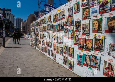 Tel Aviv, Israel - 16. Januar 2024 Poster über das Gesicht der Geiseln, die von der Hamas während des Terroranschlags vom 7. Oktober 2023 entführt wurden, sind zu sehen Stockfoto