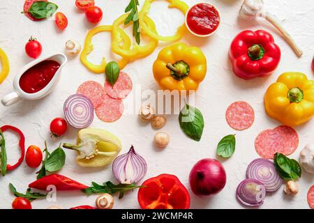 Zutaten für die Zubereitung von Pizza auf weißem Hintergrund Stockfoto