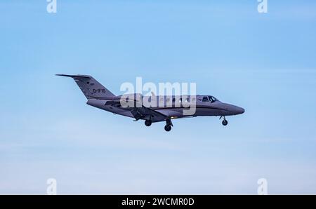 Aeroways eine Cessna 525 Citation CJ2 von Aeroways befindet sich im Landeanflug auf den Flughafen Zürich. Registrierung D-IFIS. Zürich, Schweiz, 14.01.2024 *** Aeroways A Cessna 525 Citation CJ2 von Aeroways nähert sich Zürich Airport Registration D IFIS Zürich, Schweiz, 14 01 2024 Stockfoto