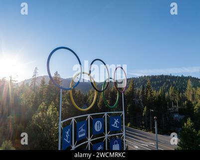 Denkmal-Schild an einer Kreuzung im Olympic Valley. Stockfoto