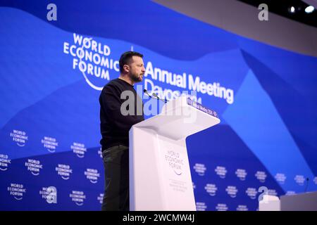 Davos, Schweiz. Januar 2024. Ukrainischer Präsident Wolodymyr Zelenskyj spricht auf dem 54. Jährlichen Weltwirtschaftsforum in der Kongresshalle am 16. Januar 2024 in Davos, Schweiz. Kredit: Ukrainischer Ratsvorsitz/Pressestelle Des Ukrainischen Präsidenten/Alamy Live News Stockfoto