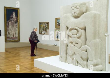 Jacob Epstein Künstler seine Skulptur Primeval Gods ältere Frau, die Kunst in der Tate Britain Kunstgalerie, Teil der Permanent Collection, betrachtet. Millbank, London, England, 25. Mai 2013 2010, UK HOMER SYKES Stockfoto