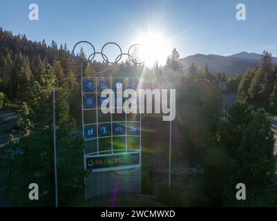 Denkmal-Schild an einer Kreuzung im Olympic Valley. Stockfoto