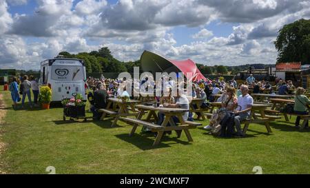 Tea Garden & Bandstand (Besucher im Sitzbereich mit Erfrischungen, Picknicks, Getränken, Snacks) - RHS Tatton Park Flower Show 2023, Cheshire England UK Stockfoto