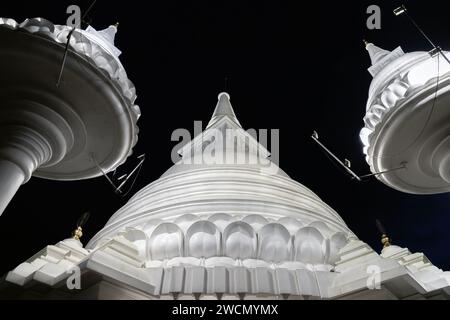 Weiße Kuppeln des Mahamevnawa Amawatura Klosters sind unter dem Nachthimmel. Buddhistisches Kloster im Malabe-Bezirk von Colombo, Sri Lanka Stockfoto