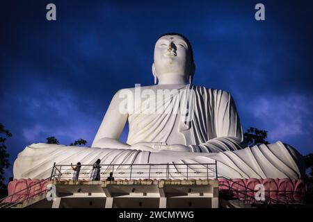 Touristen besuchen die Statue des Weißen Buddha Korathota Raja Maha Viharaya, ein buddhistischer Tempel in Korathota, in der Nähe von Kaduwela, im Colombo dist Stockfoto