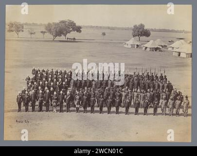 Armeeeinheit mit englischen, schottischen, indischen und afghanischen Soldaten in einem Zeltlager während des Zweiten Anglo-afghanischen Krieges, Afghanistan, John Burke, 1878–1880 fotografieren afghanische Papieralbumen drucken anonyme historische Personen, die in einer Gruppe dargestellt werden, in einem Gruppenporträt. Kriegsführung; militärische Angelegenheiten Afghanistan Stockfoto