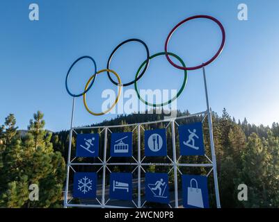 Denkmal-Schild an einer Kreuzung im Olympic Valley. Stockfoto