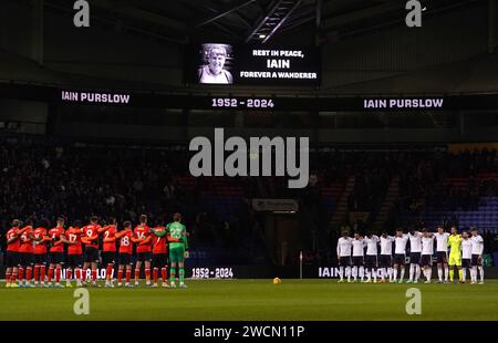 Bolton Wanderers und Luton Town Spieler während einer Schweigeminute für Bolton Wanderers Fan Iain Purslow, der am Samstag vor dem dritten Rundenspiel des Emirates FA Cup im Toughsheet Community Stadium in Bolton verstorben ist. Bilddatum: Dienstag, 16. Januar 2024. Stockfoto