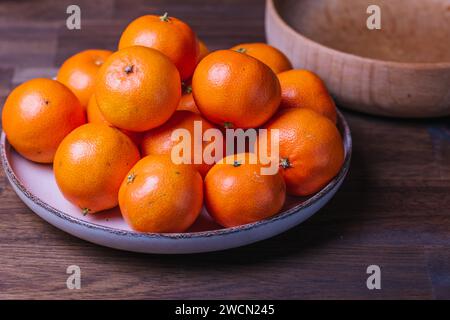 clementine Mandarinenfrucht. Mandarinen auf dem Teller. Stockfoto