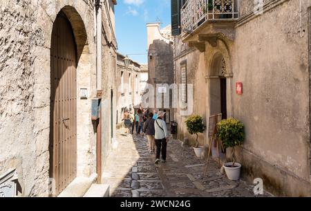 Erice, Sizilien, Italien - 24. September 2016: Touristen besuchen das historische Zentrum von Erice, Provinz Trapani. Stockfoto