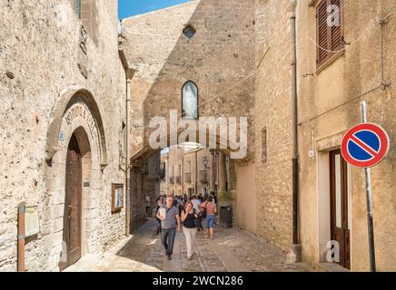 Erice, Sizilien, Italien - 24. September 2016: Touristen besuchen das historische Zentrum von Erice, Provinz Trapani. Stockfoto