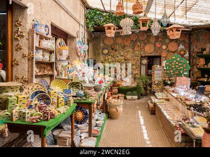 Erice, Sizilien, Italien - 24. September 2016: Souvenirladen aus Keramik im historischen Zentrum von Erici, Provinz Trapani. Stockfoto