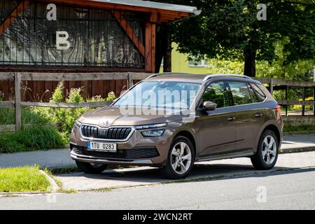 HAVIROV, TSCHECHISCHE REPUBLIK - 10. SEPTEMBER 2023: Kleiner tschechischer Skoda Kamiq Crossover-Wagen parkt auf einer Straße Stockfoto