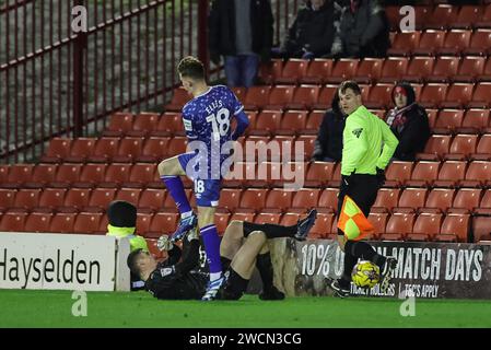 Liam Roberts von Barnsley Slide geht Jack Ellis #18 von Carlisle United während des Sky Bet League 1 Matches Barnsley gegen Carlisle United in Oakwell, Barnsley, Großbritannien, 16. Januar 2024 (Foto: Mark Cosgrove/News Images) Stockfoto