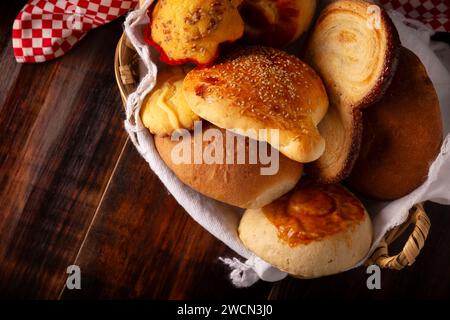 Sorte traditionelles mexikanisches süßes Brot, Hojaldra, Bisquet, Chino, Oreja, Cacahuate, von Hand hergestellt, in Mexiko heißt es Pan Dulce und kann nicht m sein Stockfoto