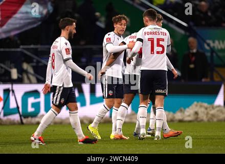 Bolton Wanderers' Dion Charles (Mitte) feiert das erste Tor ihrer Mannschaft im Emirates FA Cup im dritten Rundenspiel im Toughsheet Community Stadium in Bolton. Bilddatum: Dienstag, 16. Januar 2024. Stockfoto