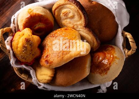 Sorte traditionelles mexikanisches süßes Brot, Hojaldra, Bisquet, Chino, Oreja, Cacahuate, von Hand hergestellt, in Mexiko heißt es Pan Dulce und kann nicht m sein Stockfoto