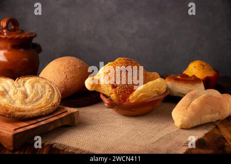 Sorte traditionelles mexikanisches süßes Brot, Hojaldra, Bisquet, Chino, Oreja, Cacahuate, von Hand hergestellt, in Mexiko heißt es Pan Dulce und kann nicht m sein Stockfoto